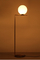 Vertical moderna de la lámpara de pie de la sala de estar del dormitorio de la cabecera de la lámpara de la lámpara de pie blanca como la leche vertical minimalista moderna de la bola de cristal proveedor