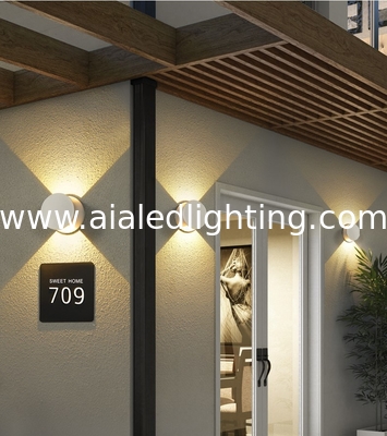 Luces de pared impermeables ajustables para exteriores de estilo doméstico moderno y sencillo lámpara de pared exterior foco de luz de balcón lámparas de pared proveedor