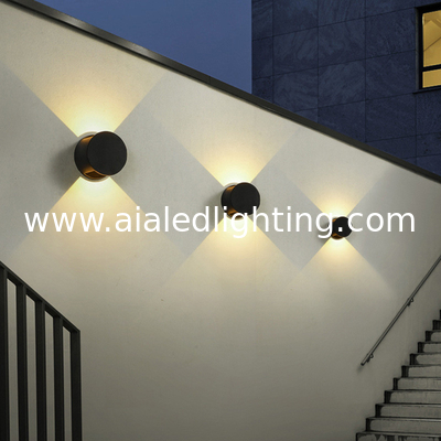 Luces de pared impermeables ajustables para exteriores de estilo doméstico moderno y sencillo lámpara de pared exterior foco de luz de balcón lámparas de pared proveedor