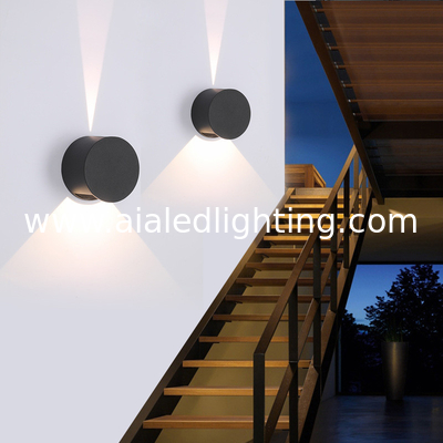 Luces de pared impermeables ajustables para exteriores de estilo doméstico moderno y sencillo lámpara de pared exterior foco de luz de balcón lámparas de pared proveedor