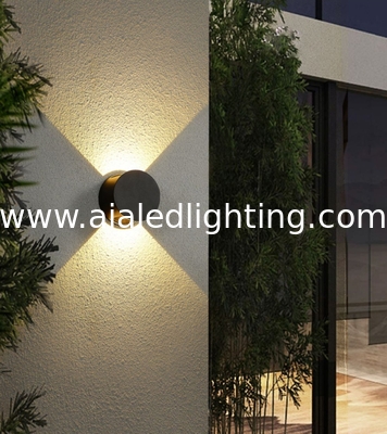 Luces de pared impermeables ajustables para exteriores de estilo doméstico moderno y sencillo lámpara de pared exterior foco de luz de balcón lámparas de pared proveedor