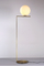 Vertical moderna de la lámpara de pie de la sala de estar del dormitorio de la cabecera de la lámpara de la lámpara de pie blanca como la leche vertical minimalista moderna de la bola de cristal proveedor